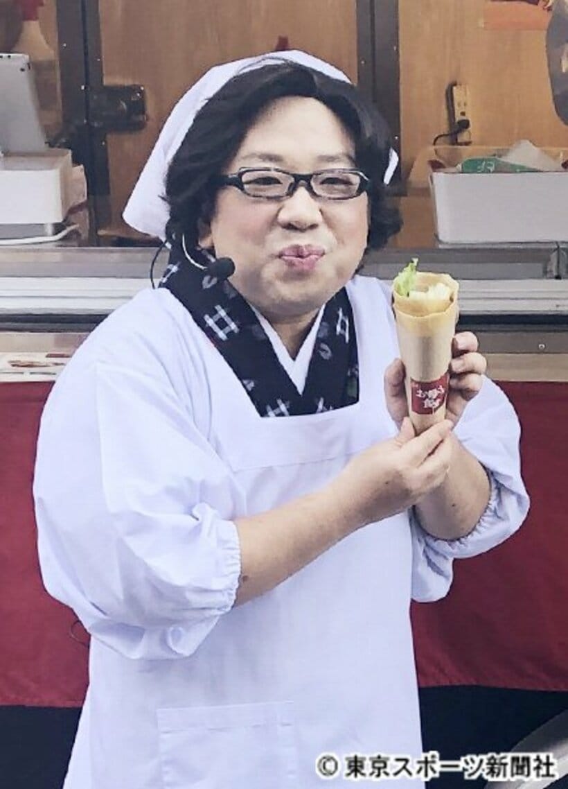  クレープを持つ天野ひろゆき