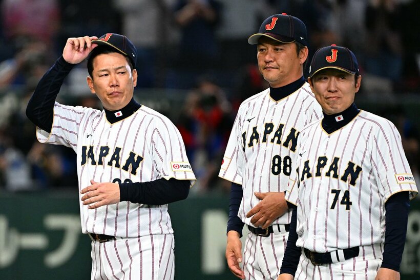 試合後、ファンにあいさつする侍ジャパン・井端監督(左)