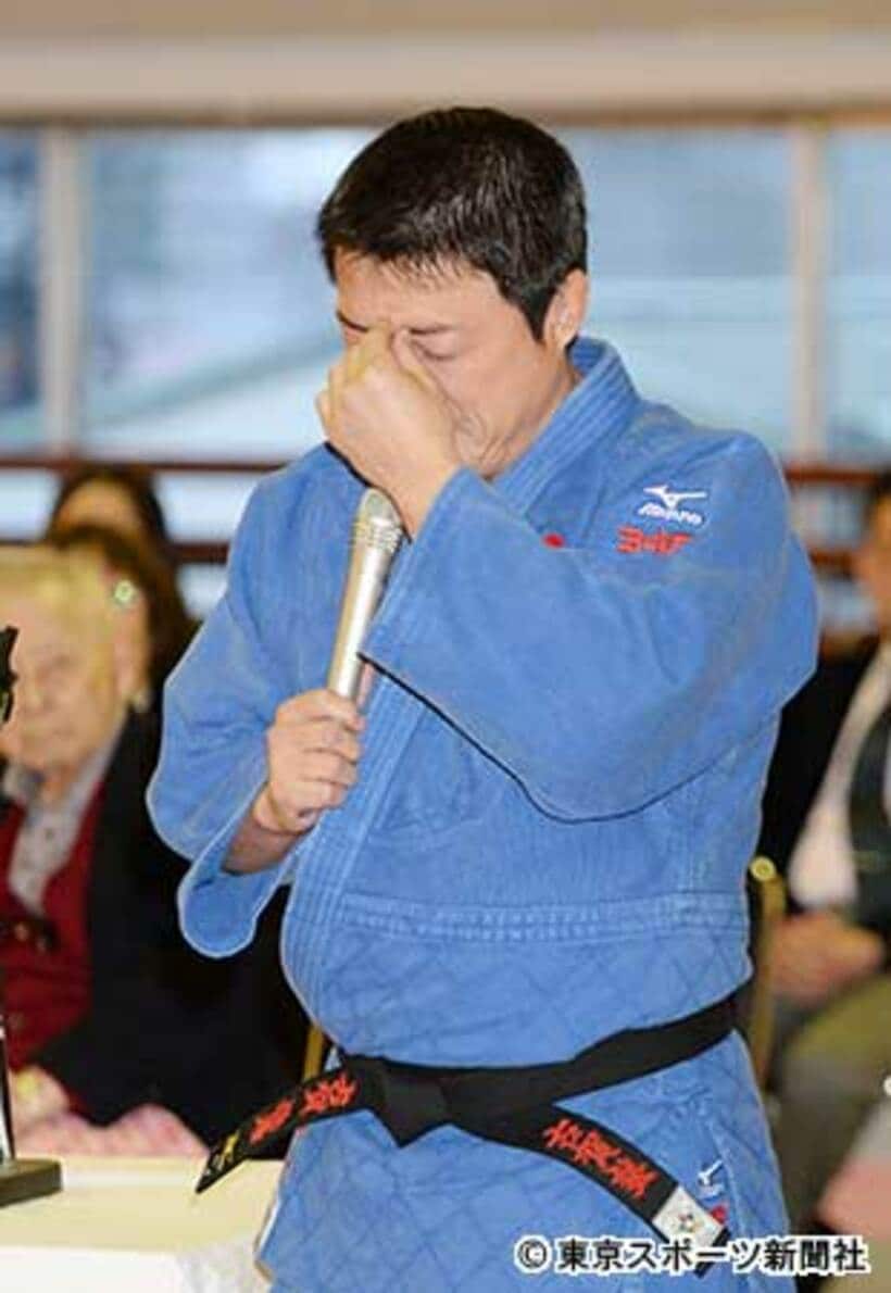 目頭を押さえる古賀稔彦氏