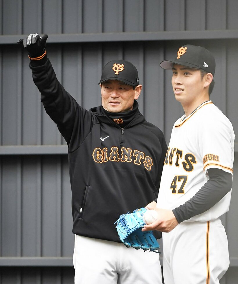  ブルペンで高橋(右)に助言する巨人・桑田コーチ（東スポWeb）