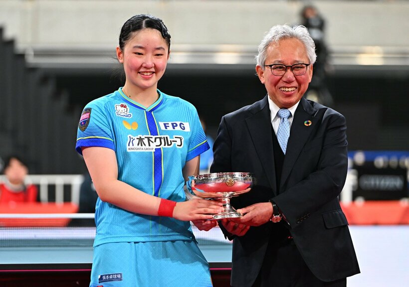 優勝し皇后杯を受け取る張本美和（左）