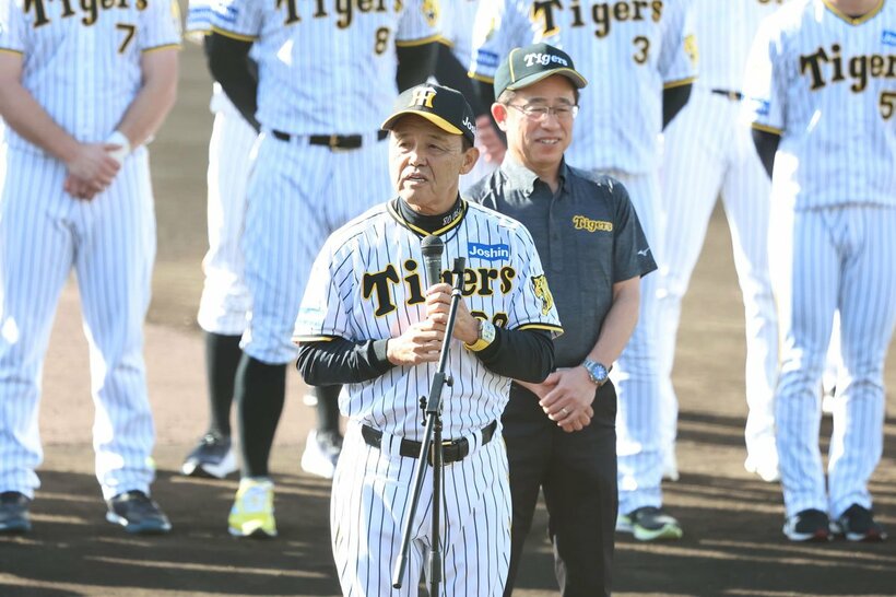 セレモニーでファンにあいさつする岡田彰布監督