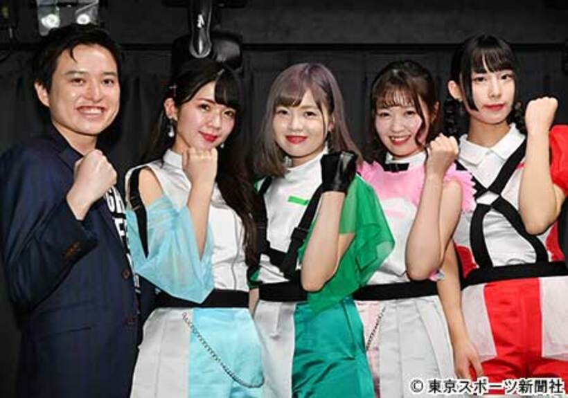  （左から）河西邦剛弁護士とメンバーの言葉乃あや、おぎなつみ、立花美優、羽月もか
