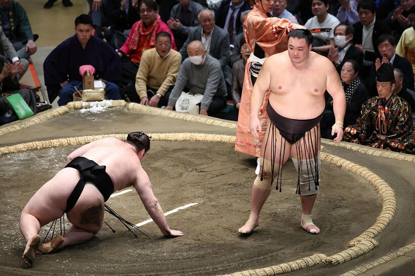 獅司（左）を下し通算４００勝に王手をかけた朝乃山