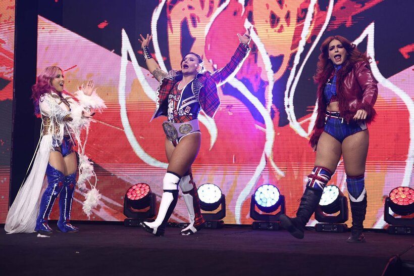 アレックス・ウィンザー(中)とジェイミー・ヘイター(右)を拍手で迎える白川未奈（©All Elite Wrestling）
