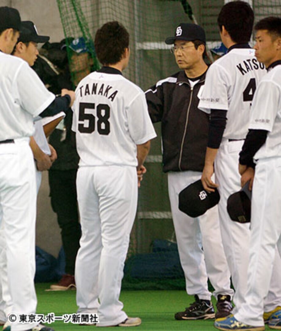 若手捕手陣を指導する達川コーチ（中央）