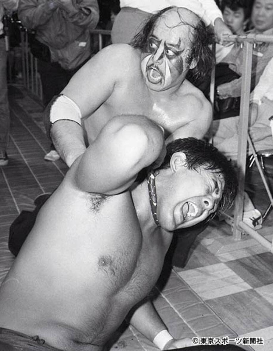  新日ジャパンカップ争奪タッグリーグ戦。武藤敬司（下）の首をムチで絞め上げるナガサキさん（８６年１１月）