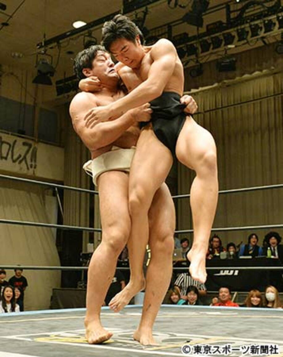 石川（左）は竹下を倒して、ＤＤＴ大相撲トーナメント優勝を果たした