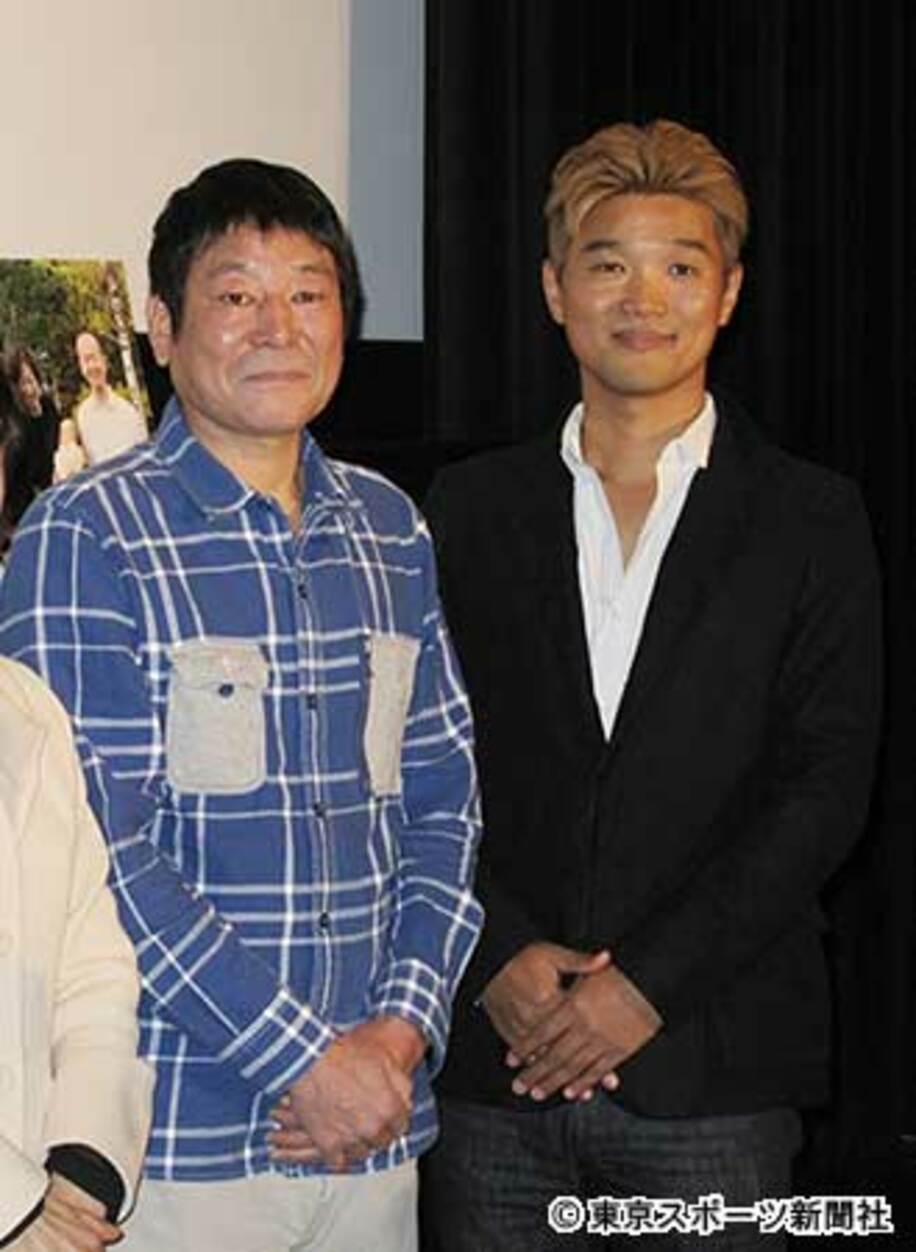 ダンカン（左）と映画監督の豪田トモ