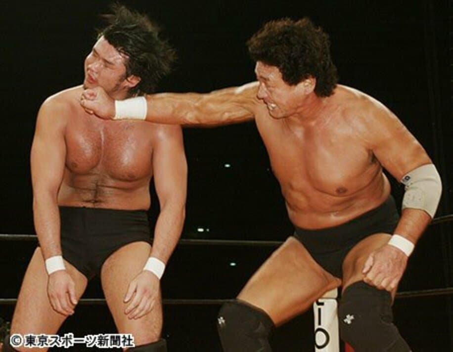 柴田（左）は天龍のグーパンチでプロレスを教えられたという（２００４年１１月１３日、大阪ドーム）