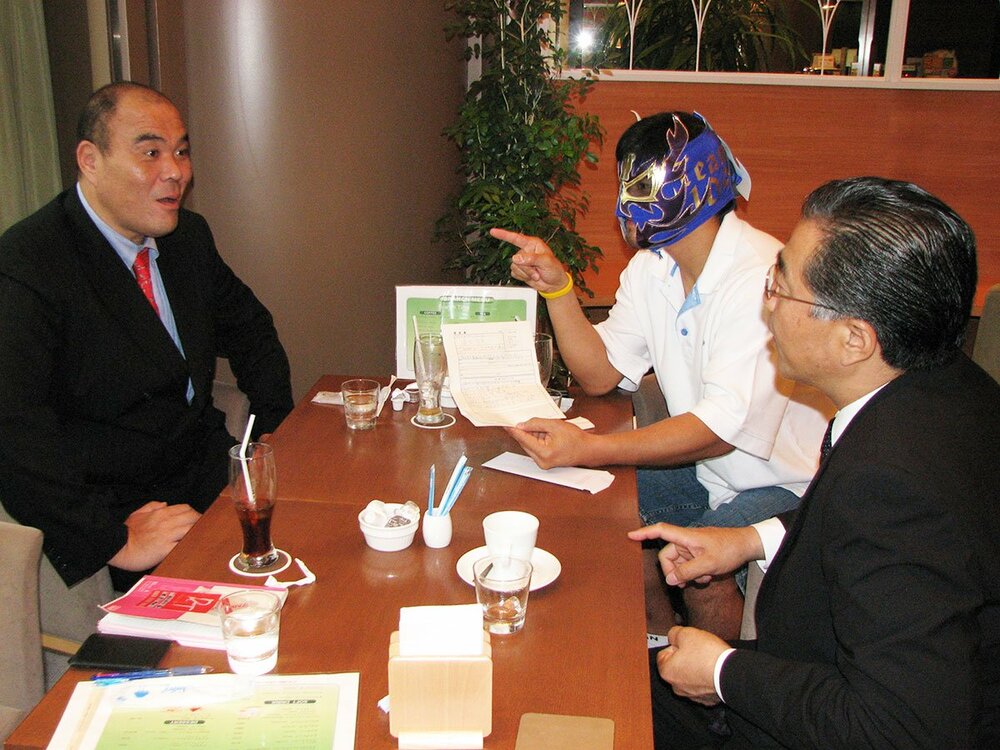 自身の兄(右)を通じて安田忠夫さん(左)に職場を紹介するカシン（2008年）