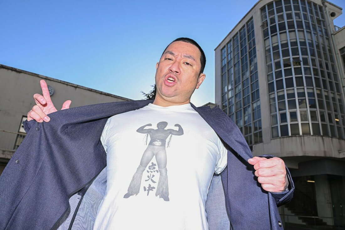 大学時代の棚橋弘至がデザインしたＴシャツをアピールするＲＧ