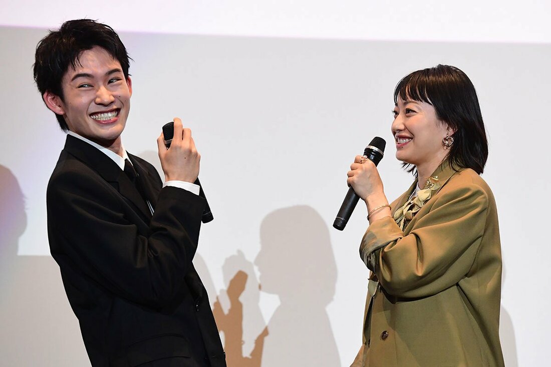 苦笑いの山時聡真(左)