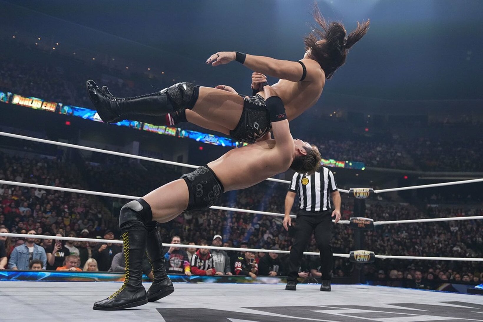オカダ・カズチカ(下)のジャーマンを浴びる竹下幸之介（©All Elite Wrestling）