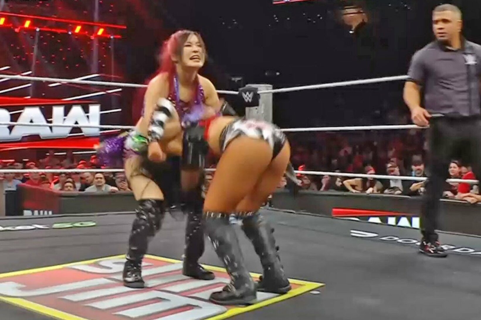 ロクサーヌ(下)にダブルアーム式背骨折りを狙うイヨ・スカイ（©AbemaTV,Inc.）