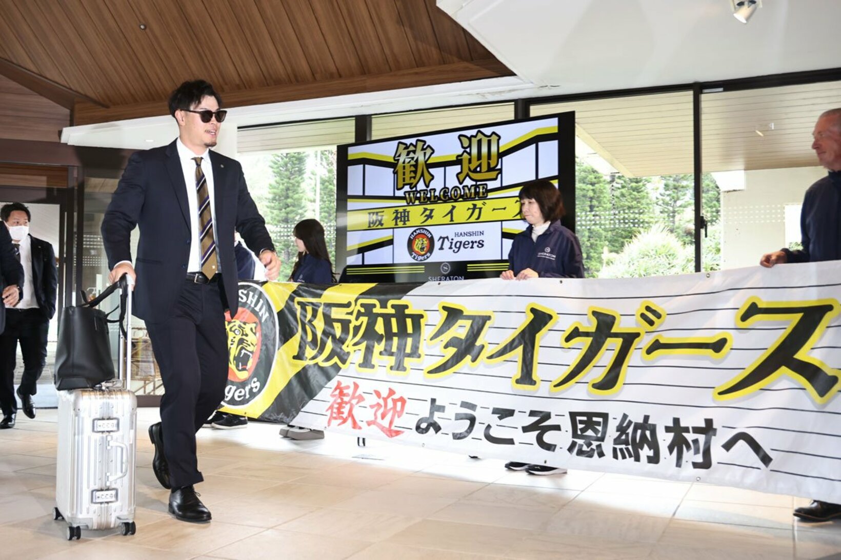 沖縄に到着した佐藤輝明