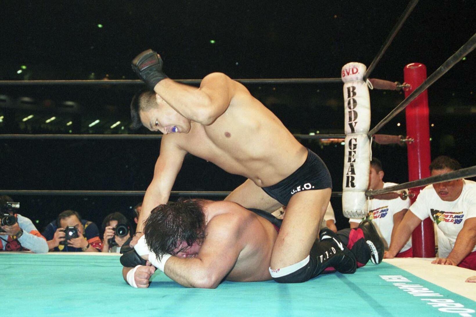 ドーム大会で小川（上）に完敗した橋本（９９年１月）