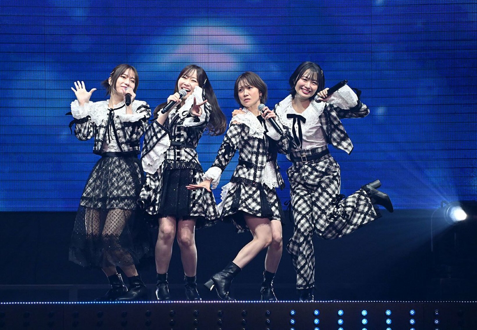 Not yetで登場した(左から)横山由依、指原莉乃、大島優子、北原里英