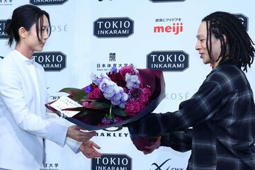 【写真】平野歩夢(右)から花束を受け取る高木美帆
