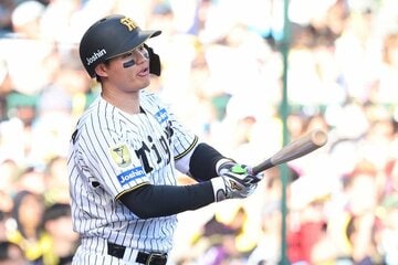 8回、右飛に倒れた阪神・森下
