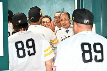 背番号８９をつけて勝利したナインを迎えるソフトバンク・王貞治球団会長