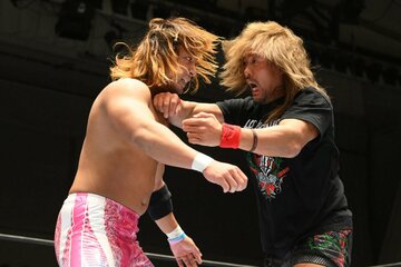 海野翔太（左）にエルボーを打ち込む内藤哲也