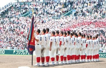 閉会式で整列する智弁和歌山ナイン