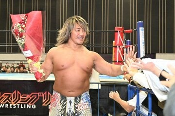 ファンの声援を受ける棚橋