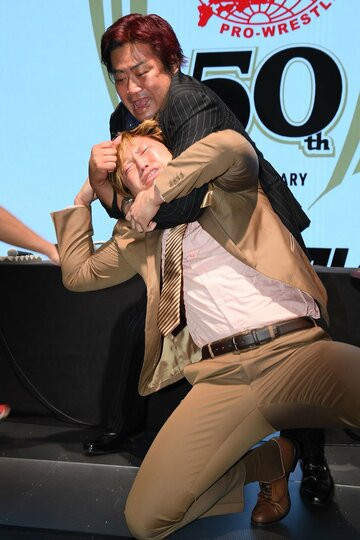  宮原健斗（下）を締め落とした諏訪魔（東スポWeb）