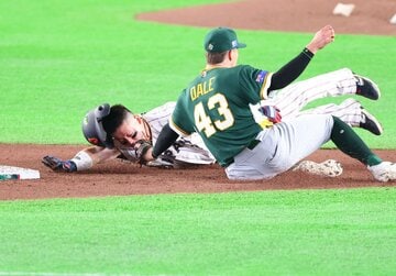 ４回二死満塁のチャンスに牽制死した牧秀悟　