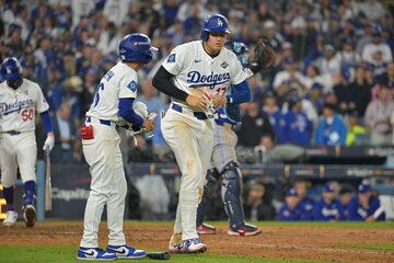 延長１７回、四球で出塁する大谷翔平（ロイター）