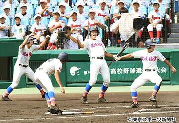  初回、先制点を挙げて喜ぶ花咲徳栄ナイン