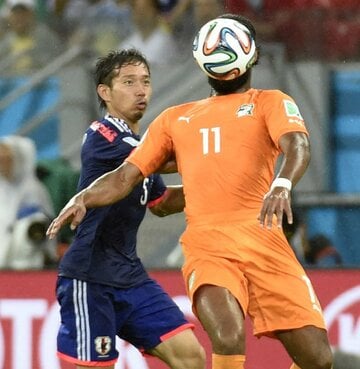 2014年Ｗ杯でドログバをマークする長友