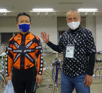  師匠・伊藤豊明氏（右）の叱咤激励に刺激を入れ直す池内吾郎