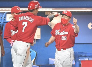  ７回、本塁打を放った堂林翔太を出迎える佐々岡監督