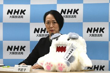 定例記者会見に出席した平局長