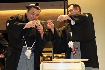 祝勝会で霧島に水をつける音羽山親方