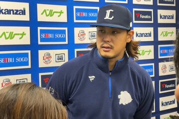 取材に応じる西武・高橋光成