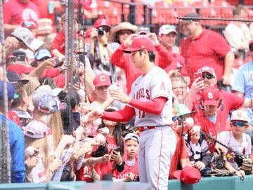 ファンにサインする大谷。敵地でも大人気だ