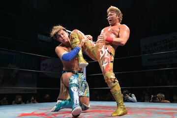 青柳（左）にヒザを叩き込む宮原