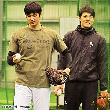  自主トレを公開した有原。左は大谷