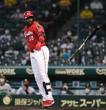  藤浪から満塁弾のピレラはこのバット投げ