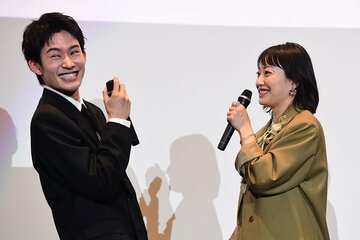 苦笑いの山時聡真(左)