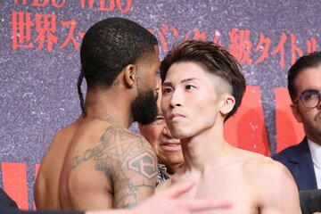 フルトン（左）とにらみ合う井上尚弥