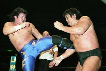 長州（右）との対戦は実現しなかった（95年11月）