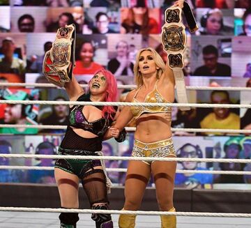  アスカのパートナーはまさかの女王様シャーロット・フレアー（右）だった。アスカは２冠王に(©2020 WWE, Inc. All Rights Reserved.)