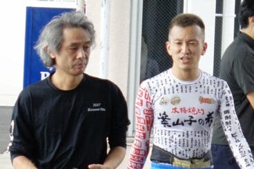 太田和美(左)と話す西山貴浩