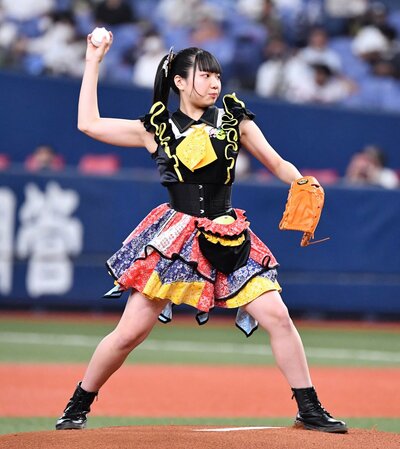 写真：オリックス―ソフトバンク戦で仮面女子イースターガールズ・橘