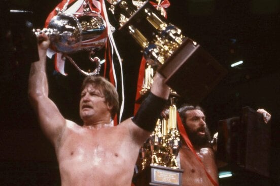 優勝トロフィーを手に歓喜の雄叫びを上げるハンセン（左）とブロディ