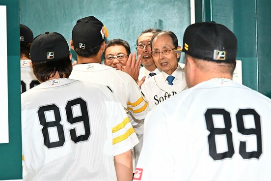 背番号８９をつけて勝利したナインを迎えるソフトバンク・王貞治球団会長